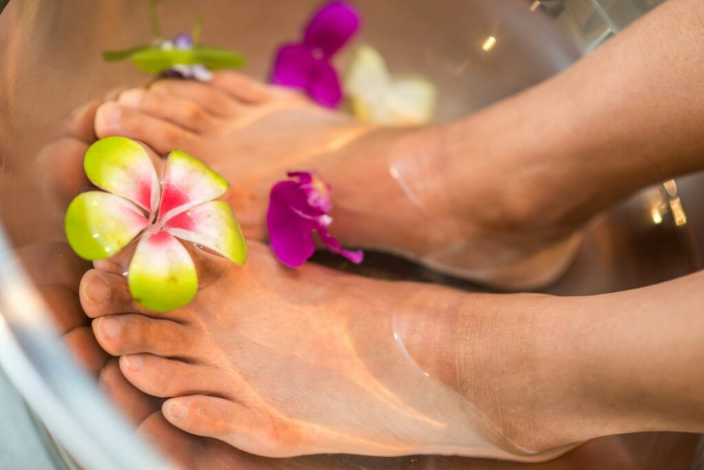 Leona Nails – Pediküre Gepflegte Füsse mit Blüten bei der Pediküre