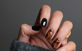 Galerie – Schildpatt Nägel Schwarze Nägel mit Schildpattmuster und goldenem Ring