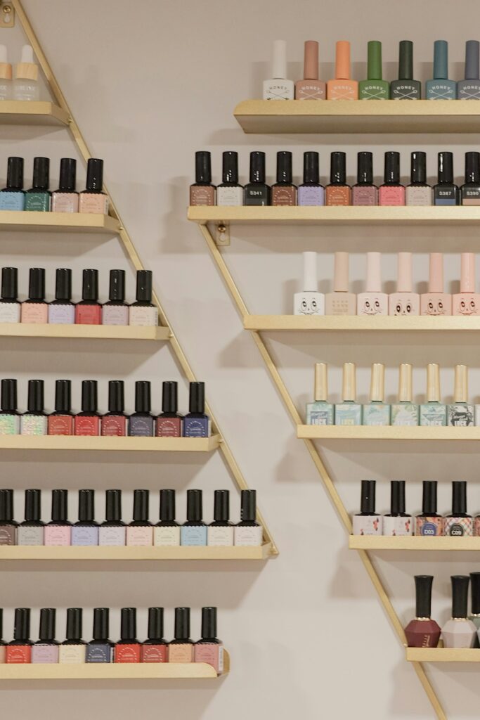 Leona Nails – Studio Nagellack-Wand Wand mit vielen Nagellackfarben im Nagelstudio