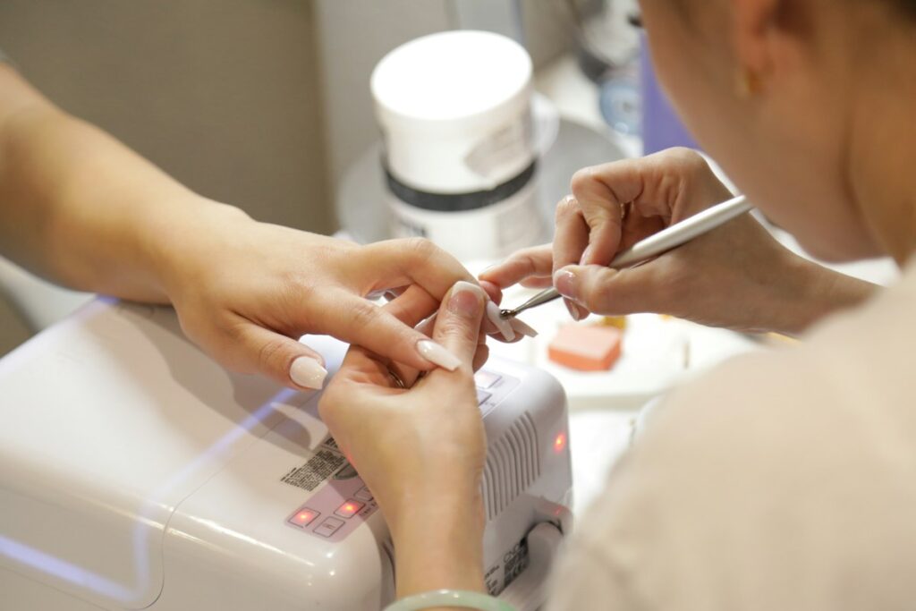 Leona Nails – Maniküre Maniküre-Behandlung im Nagelstudio
