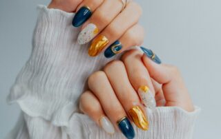 Galerie – Navy Gold Design Nägel mit marineblauem, goldenem und weissem Design