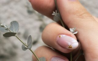 Galerie – Nail Art zart Zarte Nail Art, Hand hält einen Pflanzenzweig