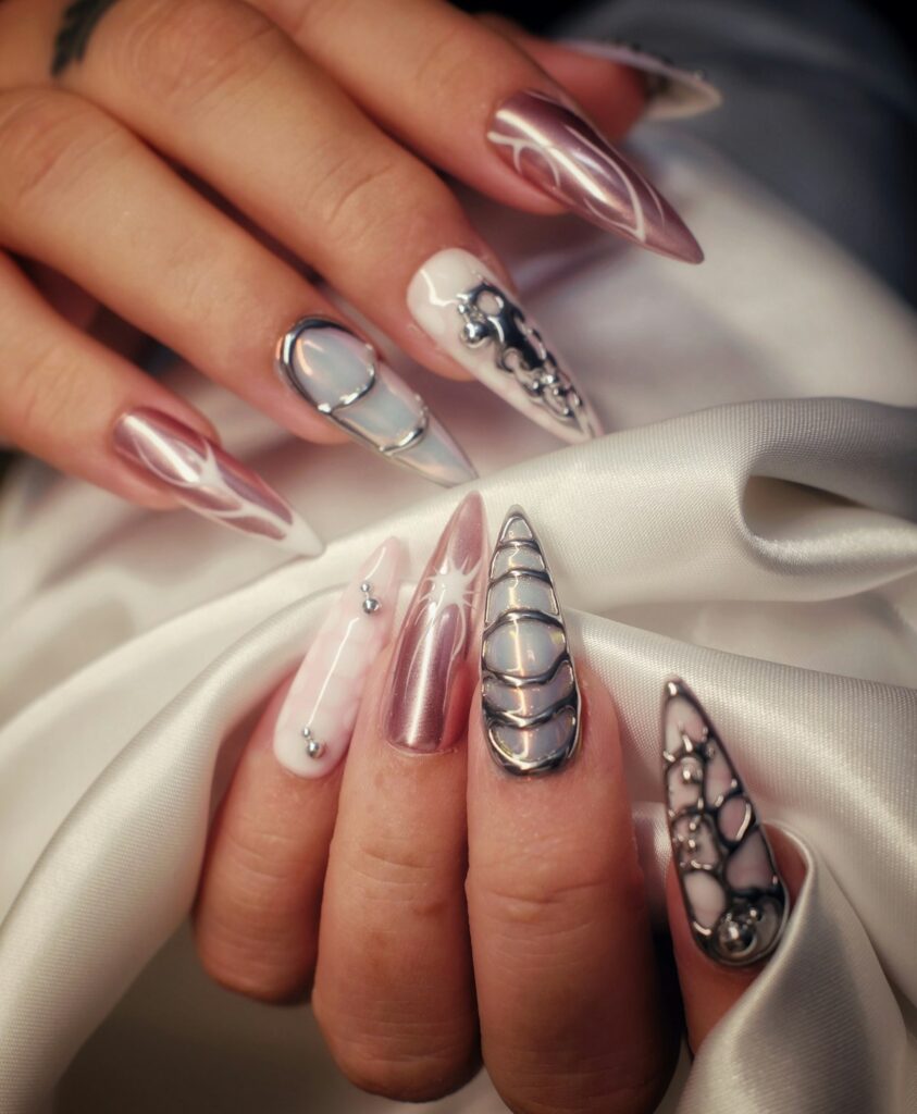 Leona Nails – Modellage und Nail Art Lange Stiletto-Nägel mit Metallic-Design und Steinchen